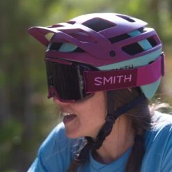 SMITH OPTICS Forefront 2 MIPS Helmet - Unisex|-|Casque Forefront 2 MIPS - Unisexe -Smith Optics Shop STH E00722 7E 7ELifestyle1 20Matte 20Merlot 20 20Aloe b2a14cbe dbc8 4f11 a62c 7d307a3e95a5